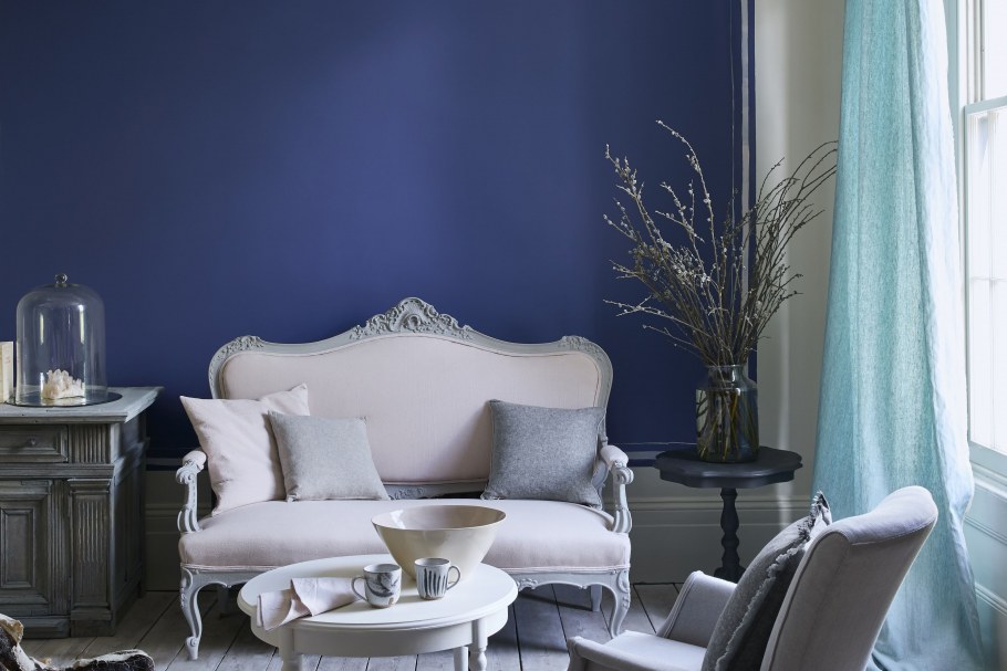 Бирюзовые стены в салоне