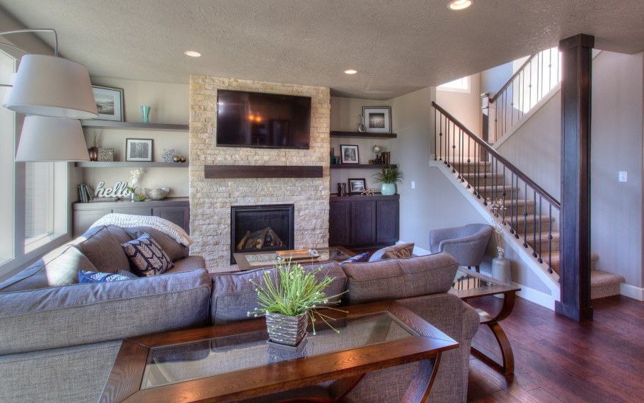 Уютная гостиная с лестницей