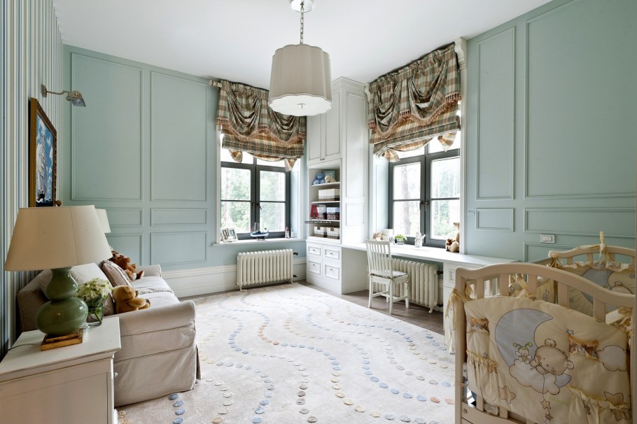 Интерьер комнаты в светлых тонах со светлой мебелью