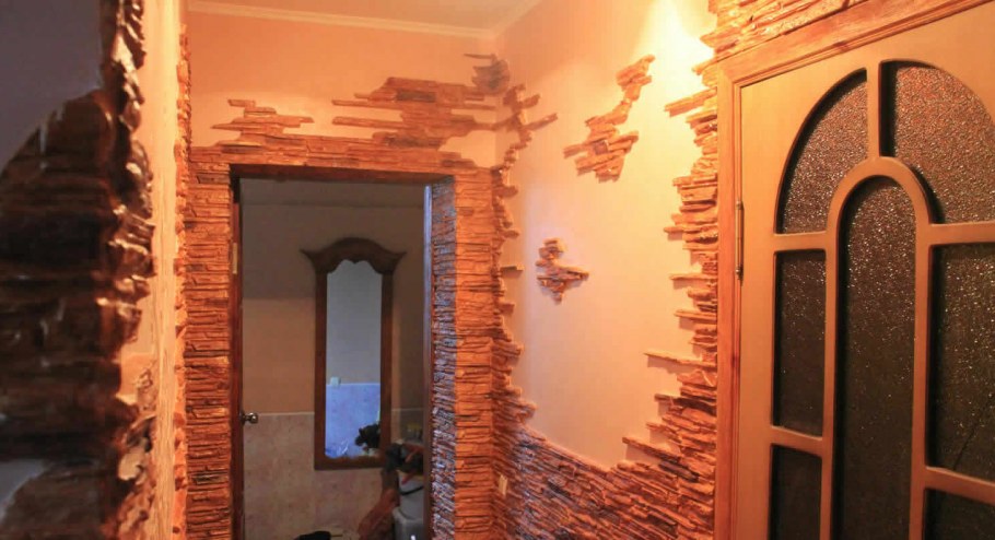 Декоративная стена в гостиной