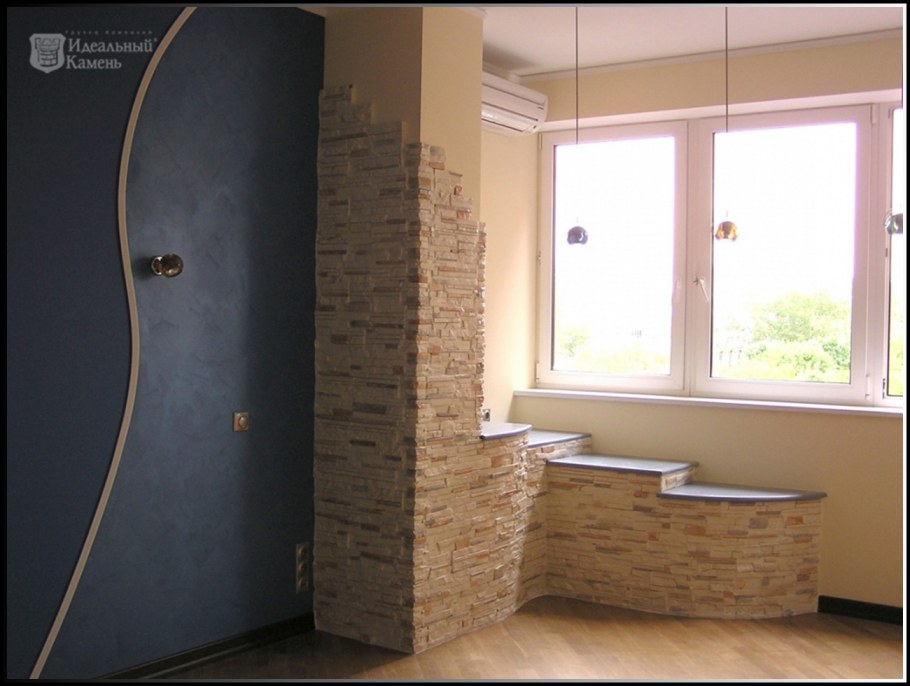 Гостиная с искусственным камнем