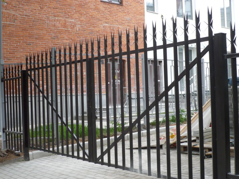 Забор в современном стиле