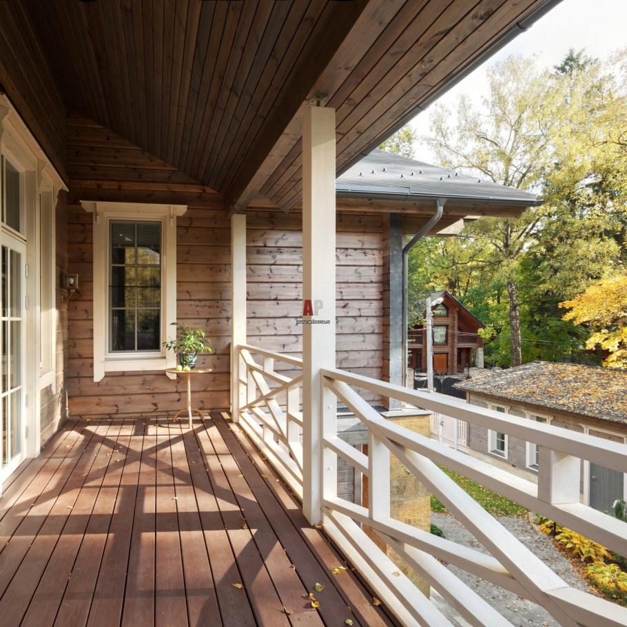 Балкон под двускатной крышей