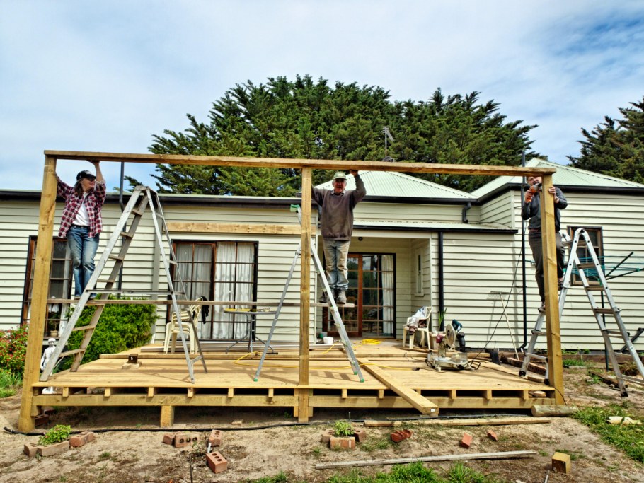 Открытая веранда пристроенная к дому