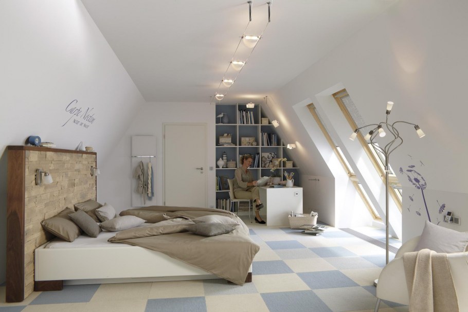 Спальня с мансардными окнами