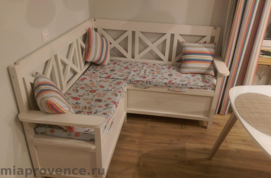 Скамейка на кухню с подушками