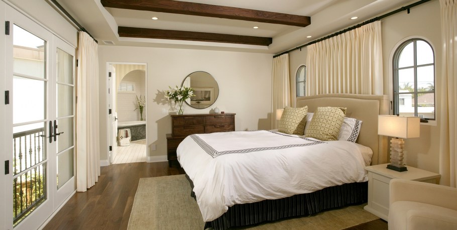 Спальня с балками