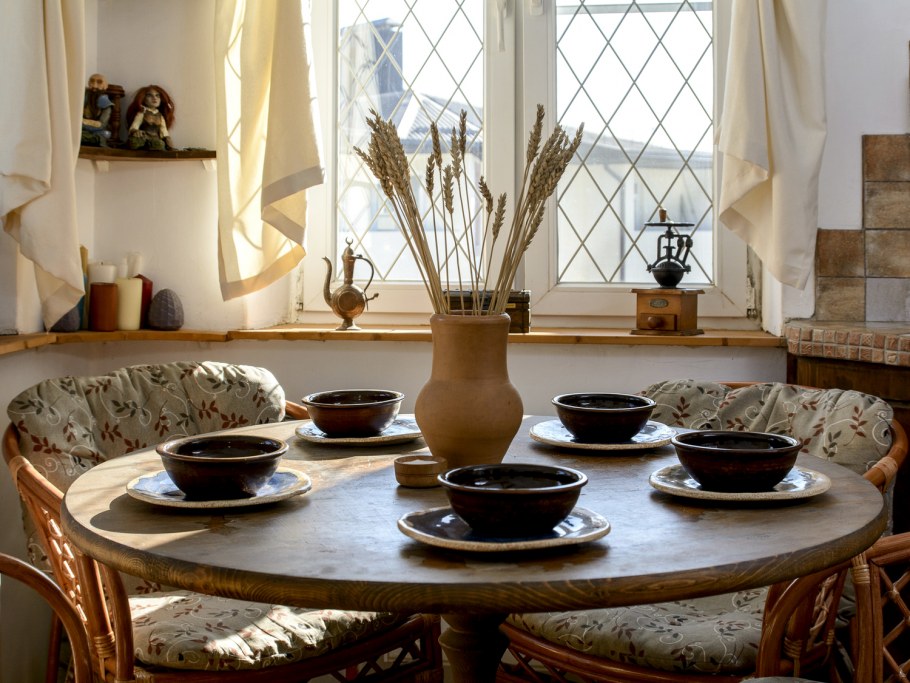 Стол в средиземноморском стиле