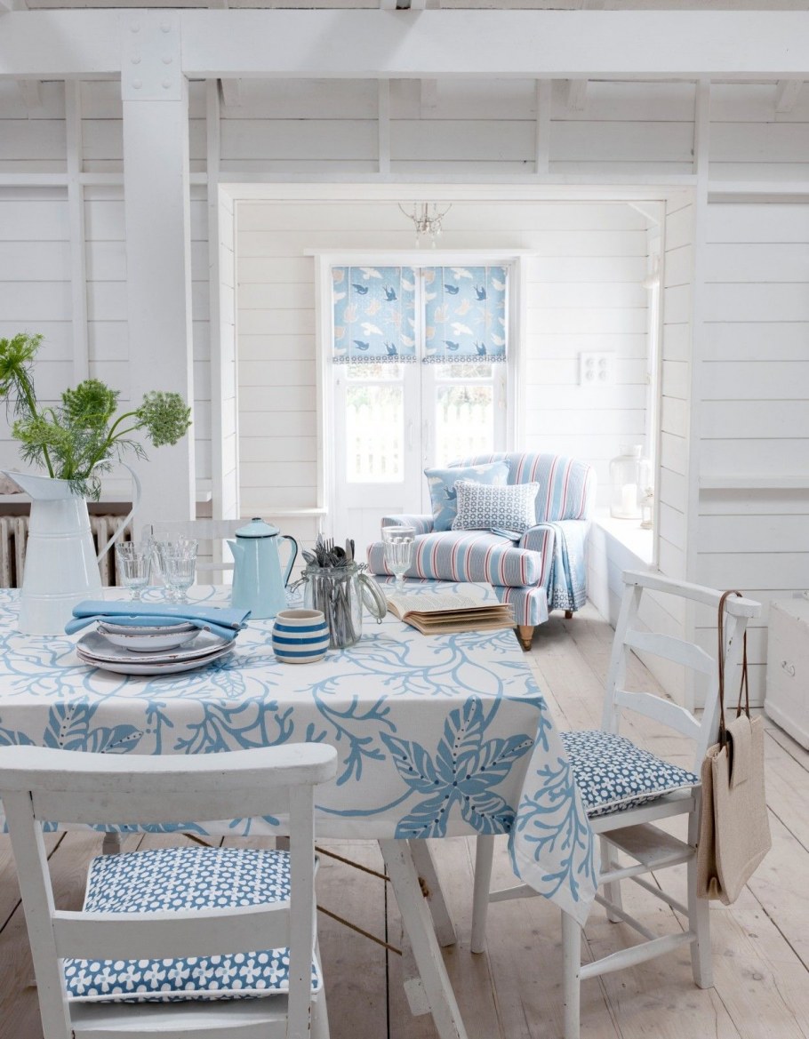 Гостиная в средиземноморском стиле с камином