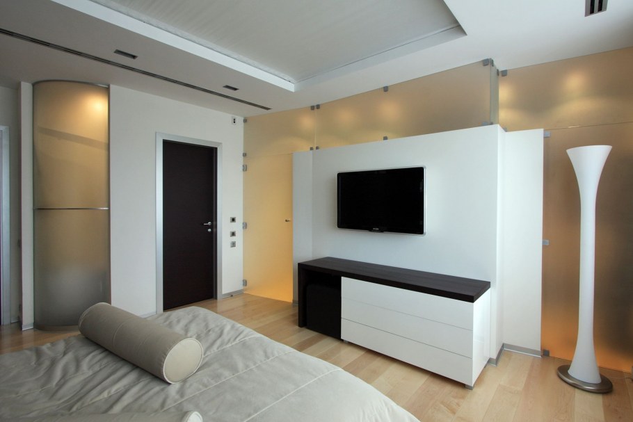 Телевизор в спальне в стиле Минимализм