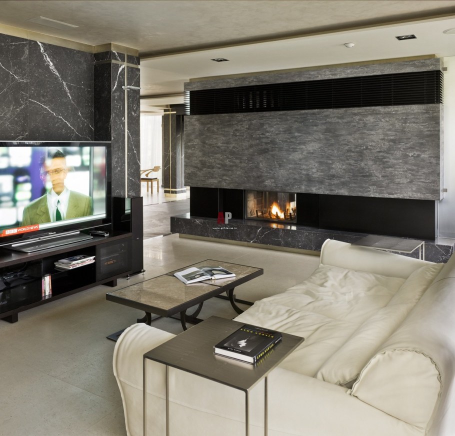 Телевизор на колонне в гостиной