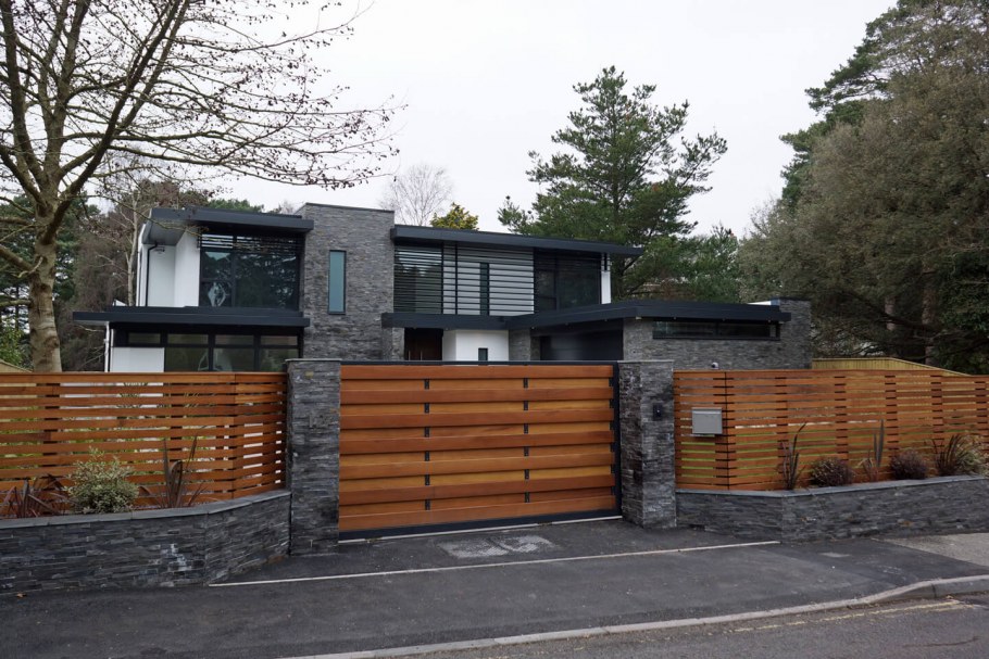 Забор на заднем дворе