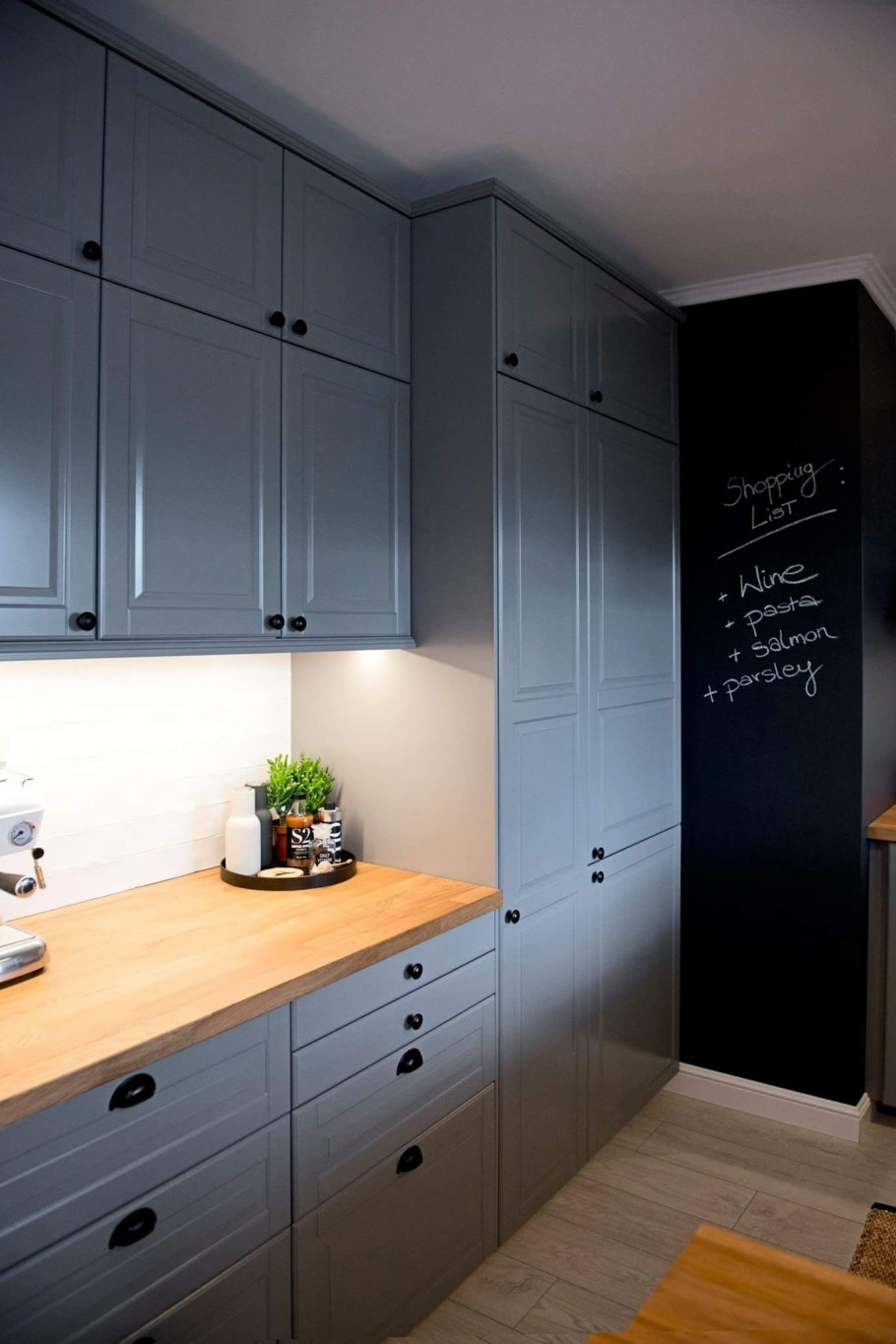 Кухня икеа Будбин серый низ белый верх