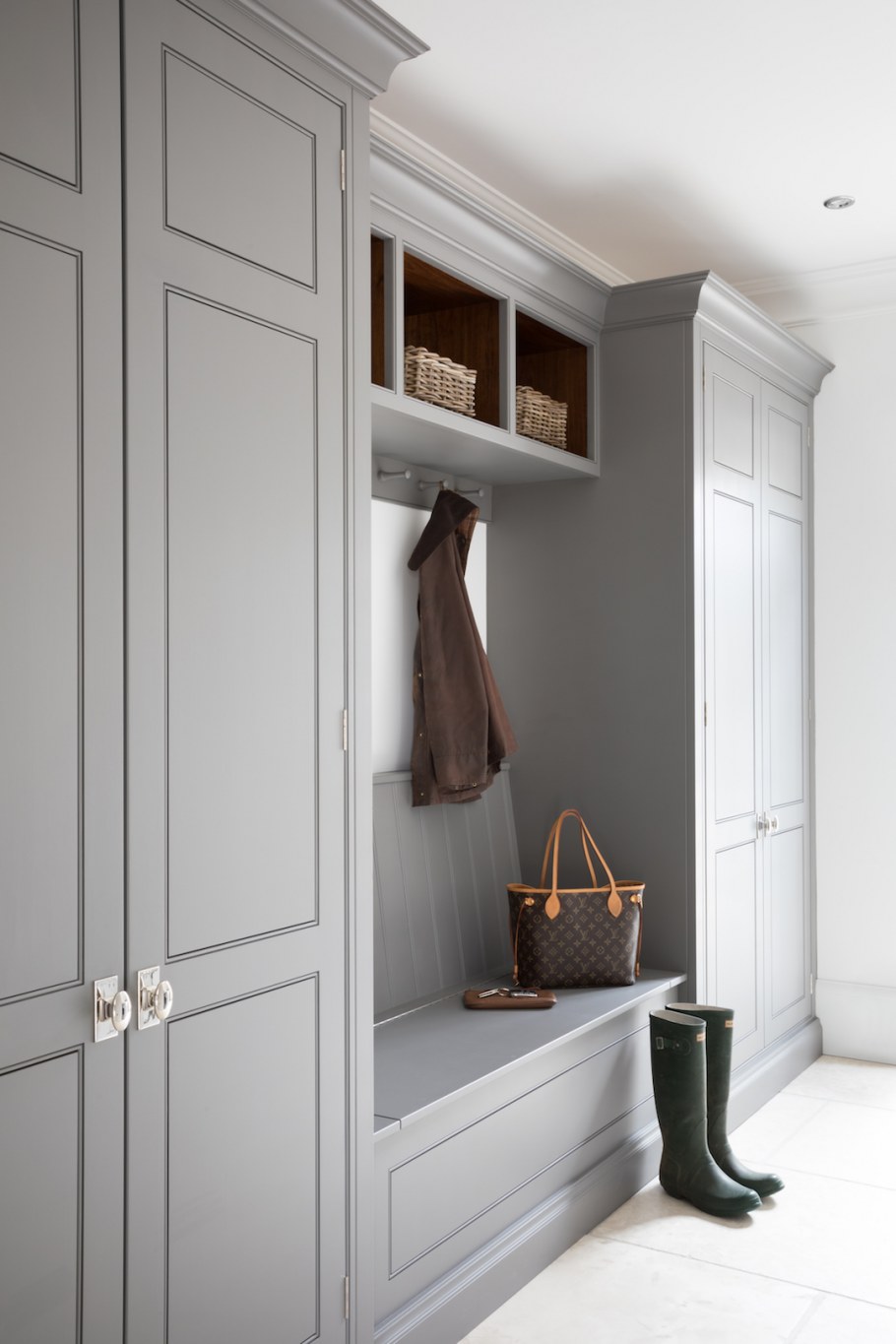 Шкаф в прихожую современная классика