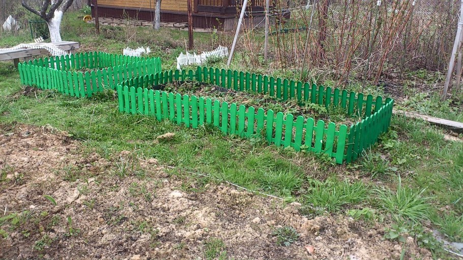 Из поломанных ящиков изгороди из цемента