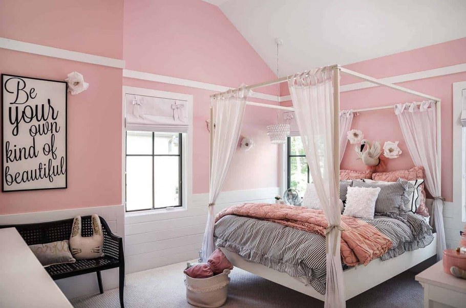 Бело розовая комната