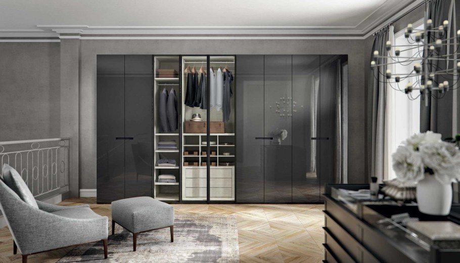 Гардеробная с прозрачными дверьми