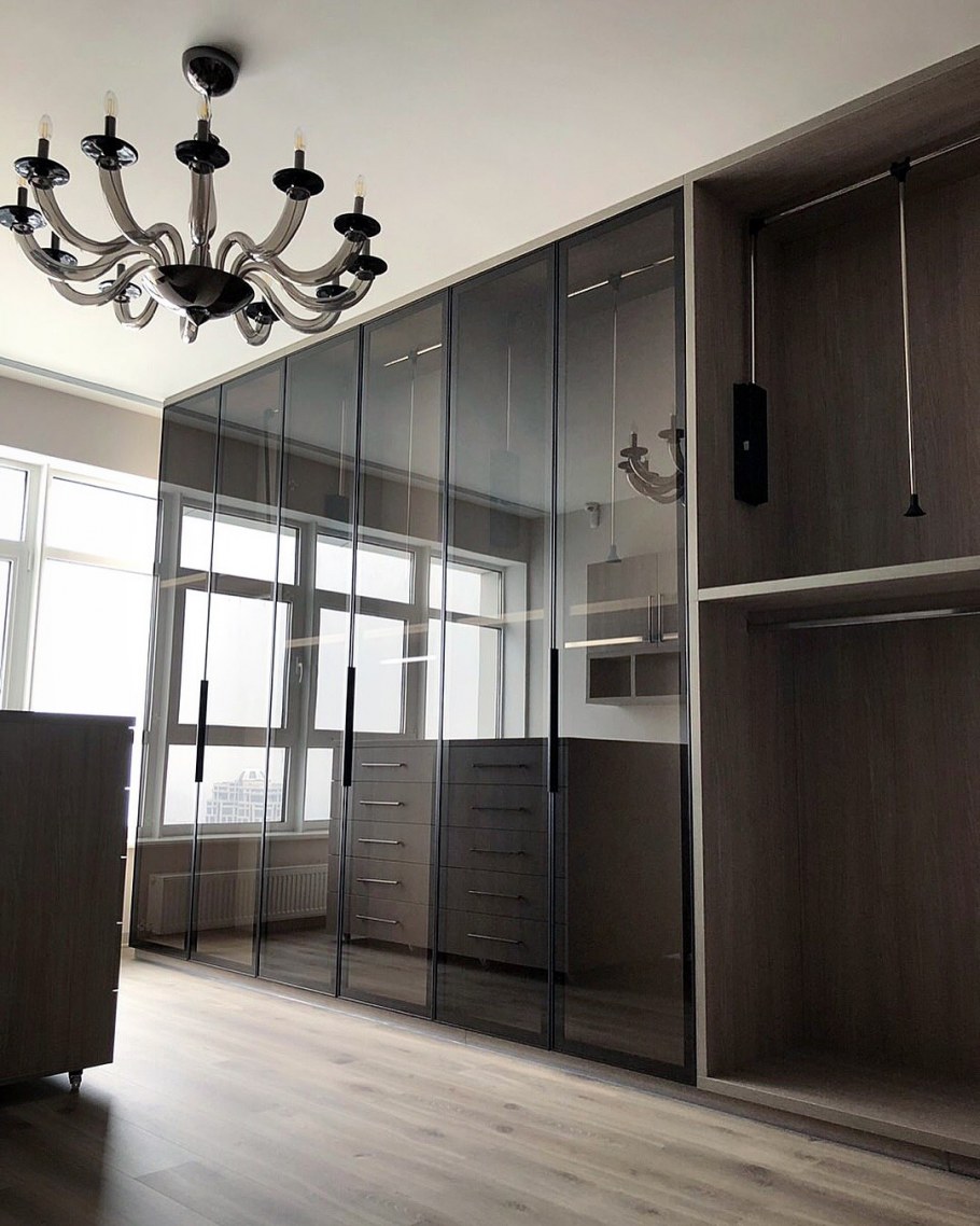 Обувь в коробке в шкафу