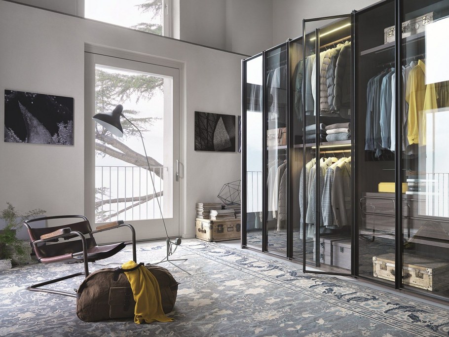 Шкаф с прозрачными дверцами