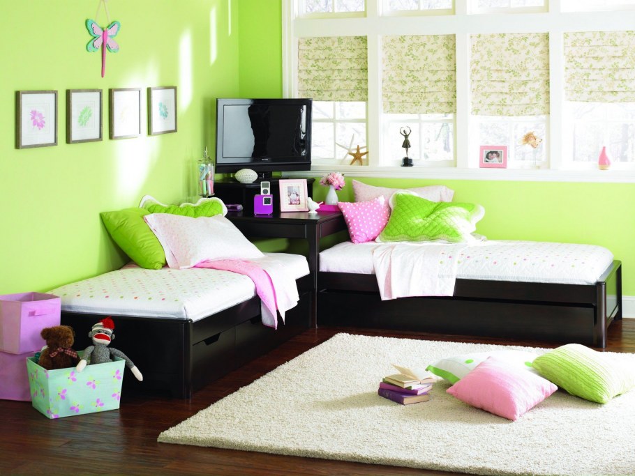 Детская спальня с двумя кроватями