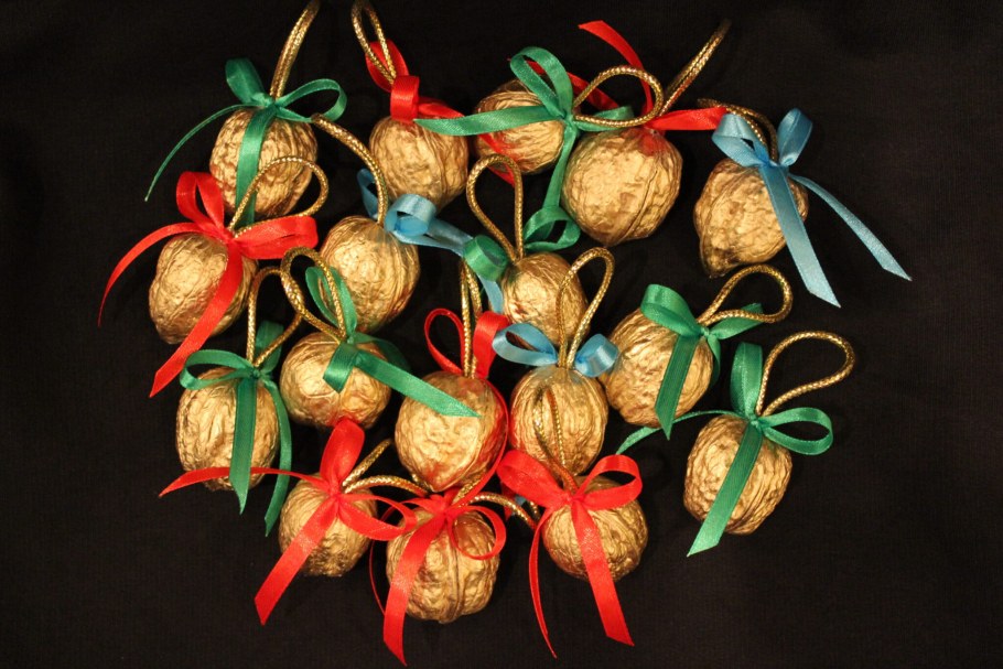 Елочные игрушки из орехов