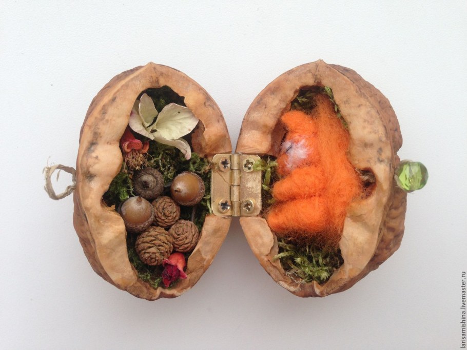 Украшения из орехов