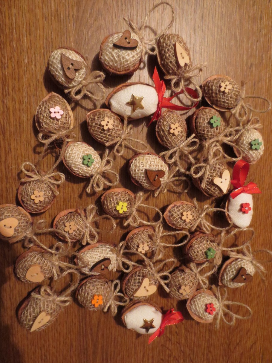 Новогодний декор из шишек и скорлупы грецкого ореха