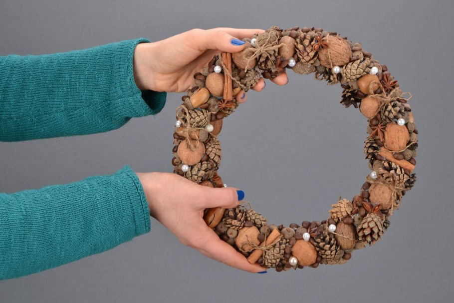 Венок из грецких орехов