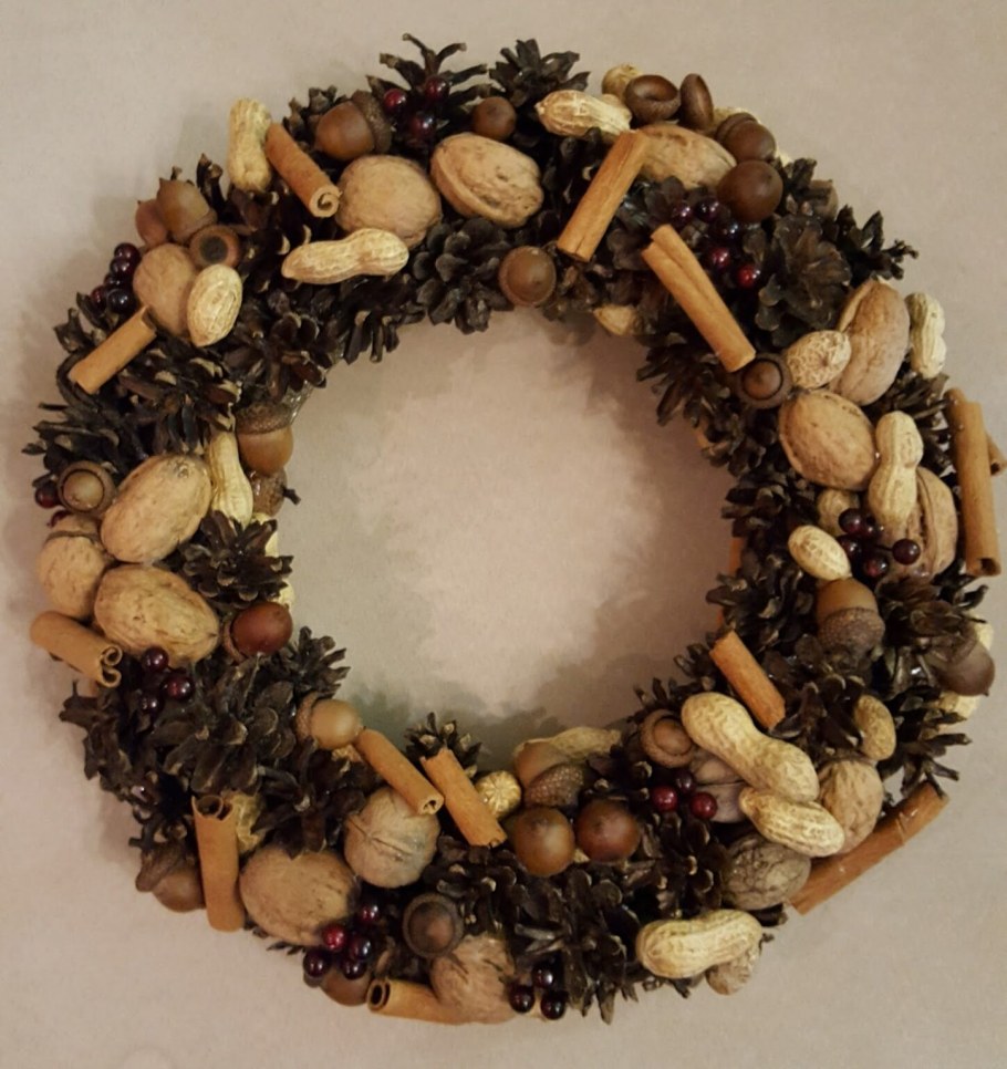 Венок из орехов