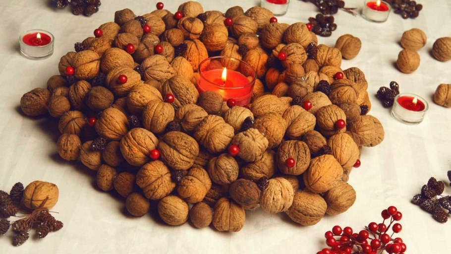 Декор из грецких орехов