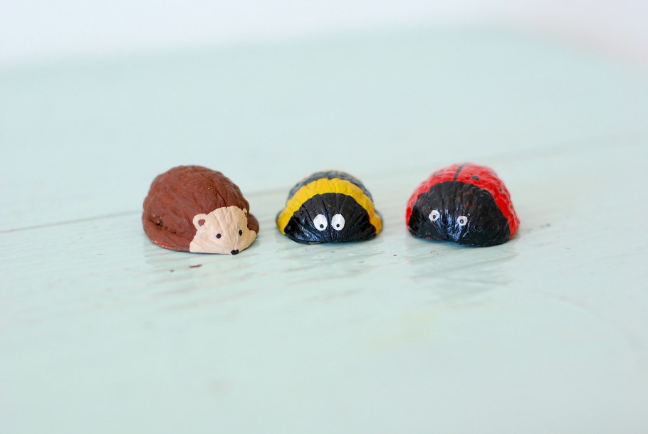 Игрушки из ореховой скорлупы