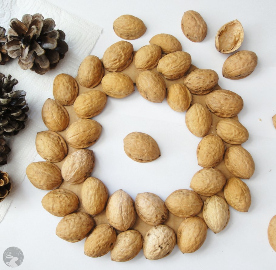 Панно из ореховой скорлупы