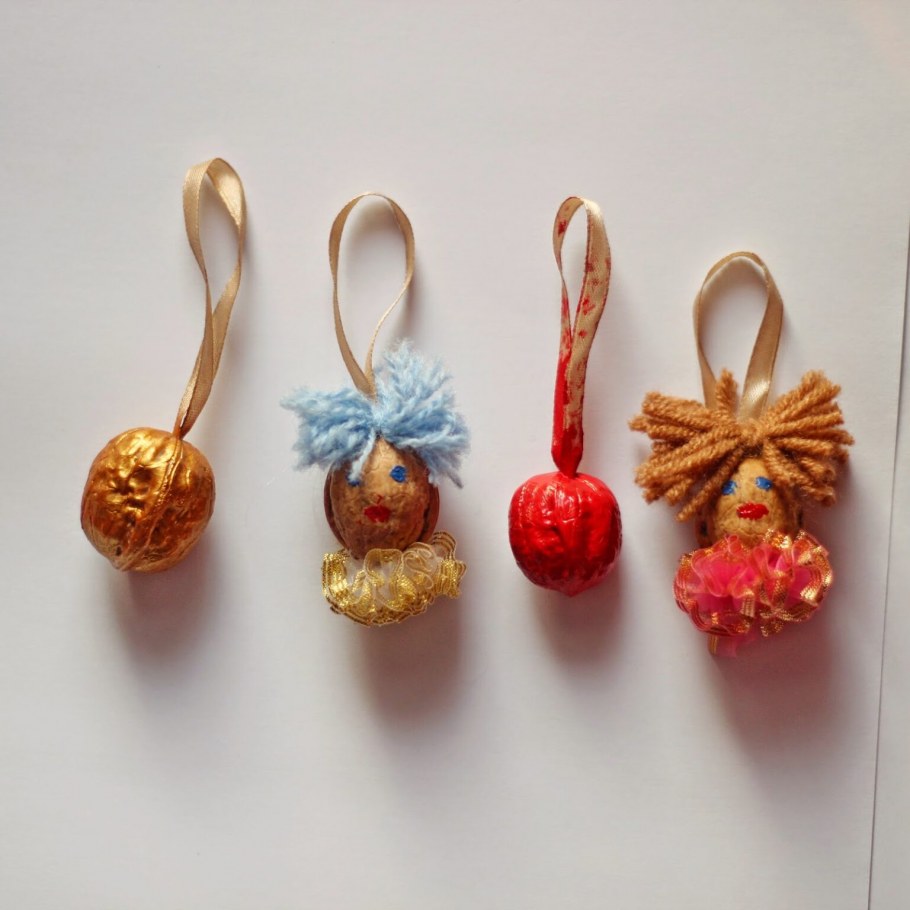 Елочные игрушки из грецких орехов
