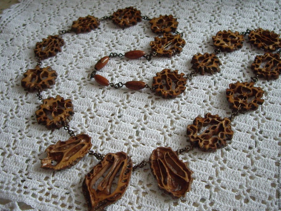 Украшение из скорлупы грецких орехов