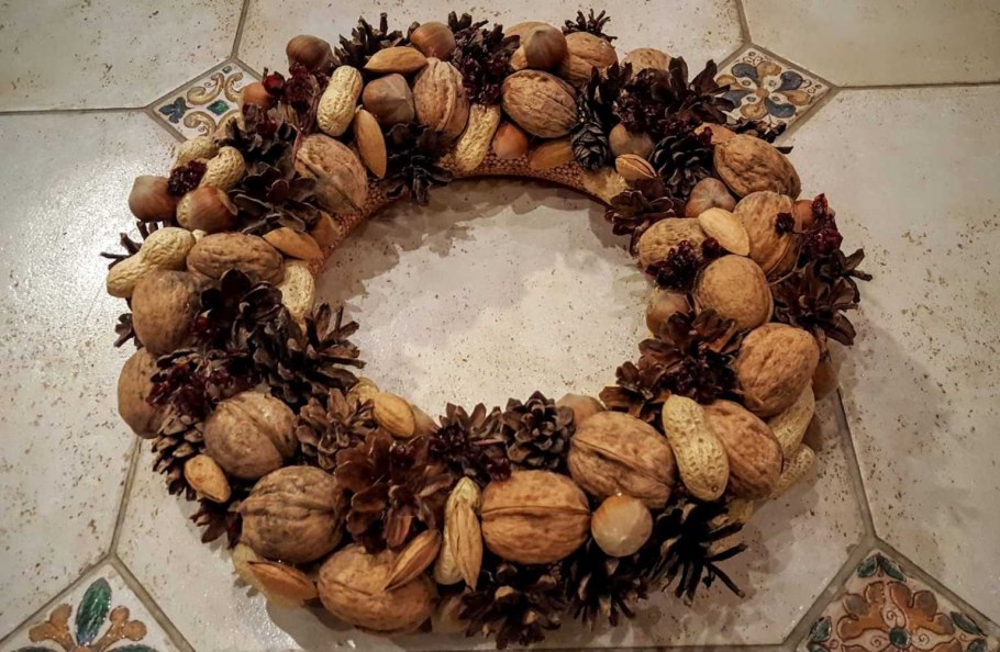 Декор из орехов