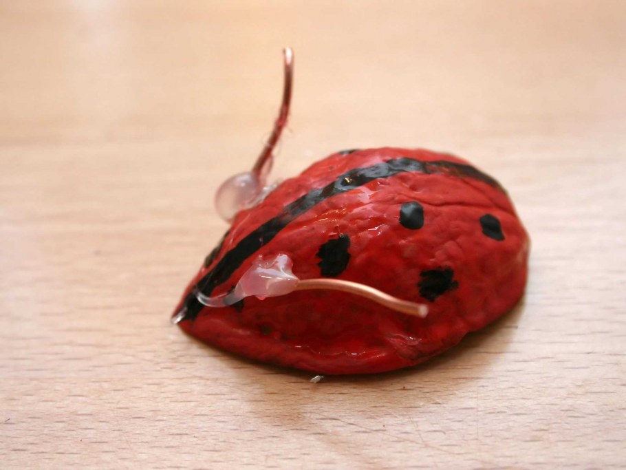 Божья коровка из скорлупы грецкого ореха