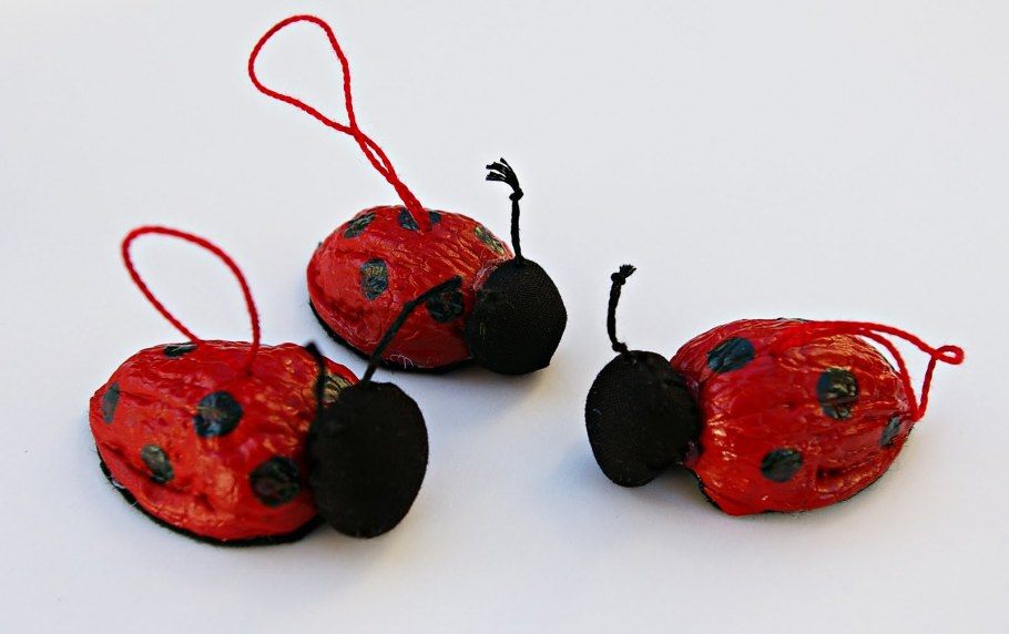 Божья коровка из скорлупы грецкого ореха