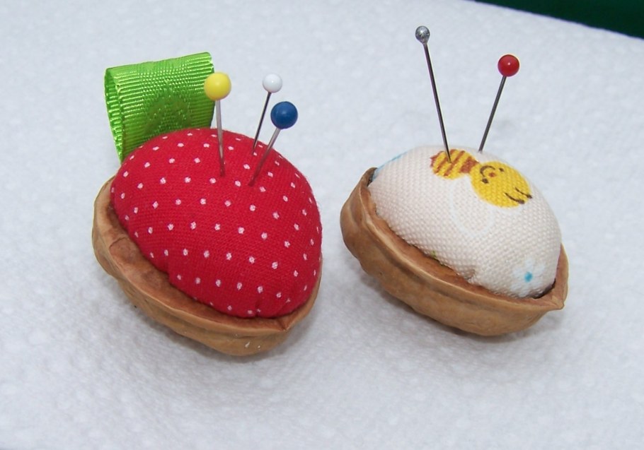 Игольница из скорлупы грецкого ореха