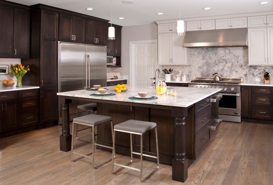 Кухня темная с деревом