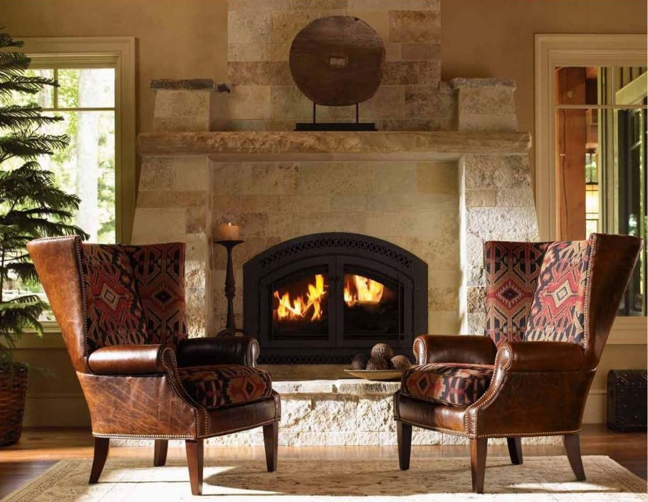 Гостиная с камином и креслами