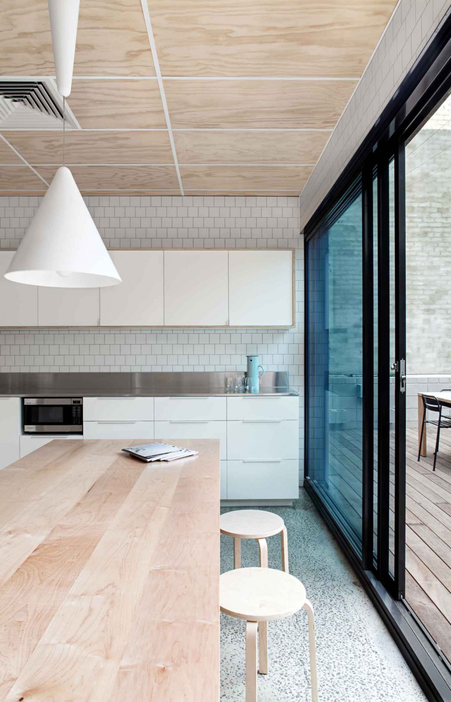 Отделка потолка фанерой