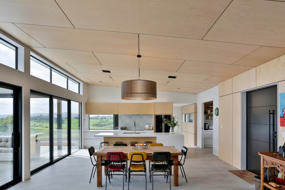 Отделка потолка фанерой