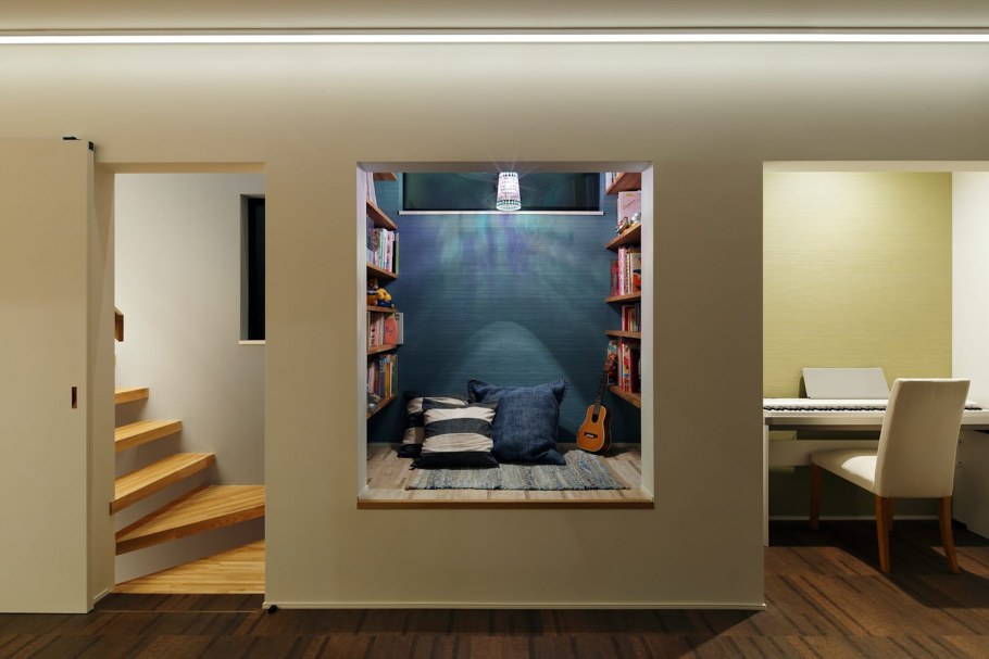 Встроенные полки из дерева гостинная