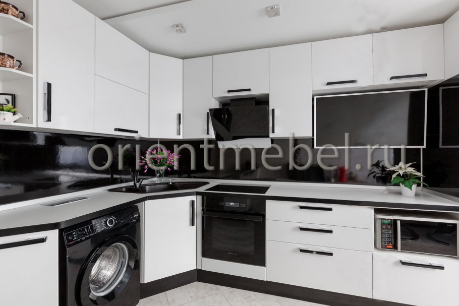 Белая кухня без ручек