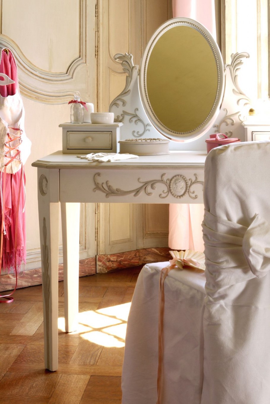 Комната для девушки с туалетным столиком