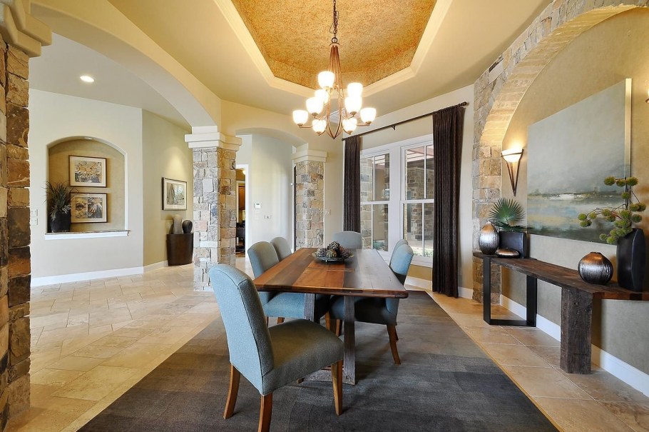 Каменная колонна в интерьере