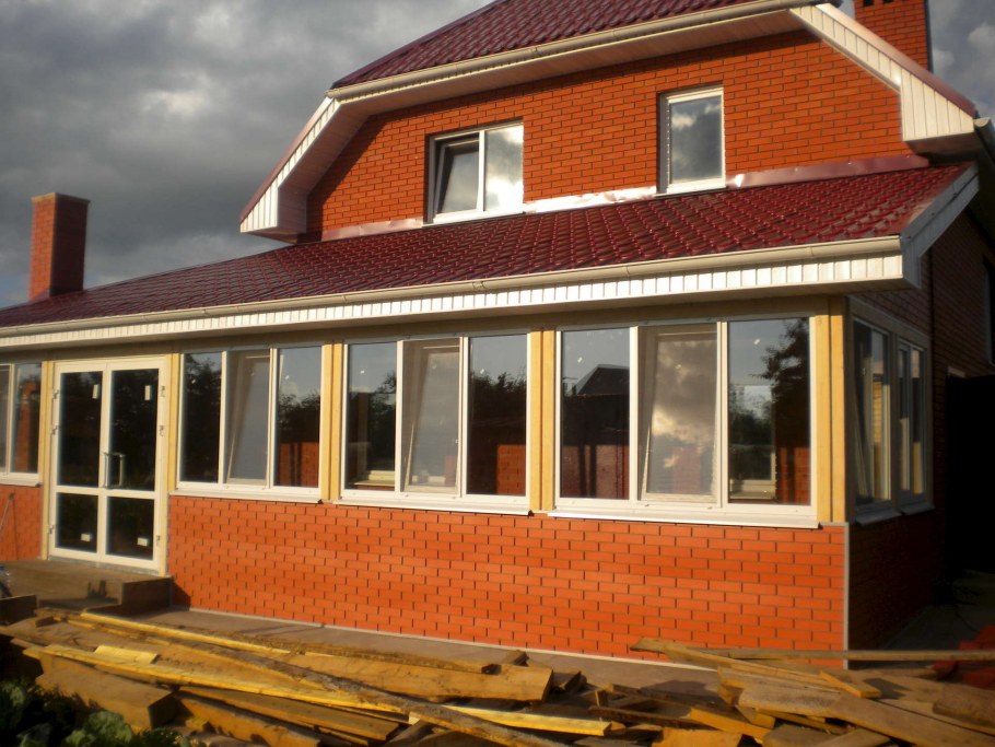 Пристройка к кирпичному дому