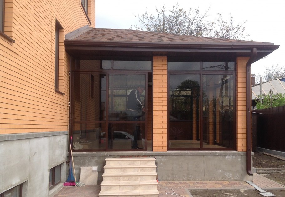 Веранда к кирпичному дому