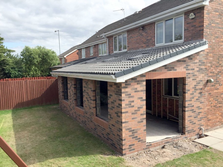 Веранда с кирпичными столбами