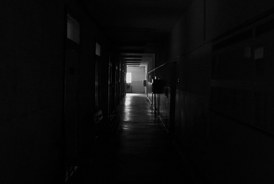 Длинный темный коридор